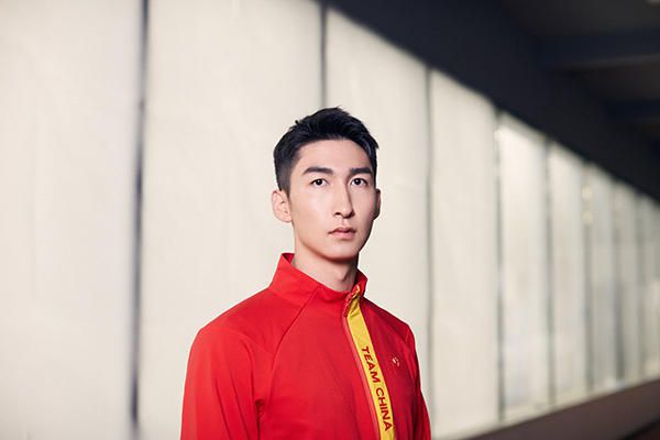 小说家宁小艾（郑雪 饰）为完成新作品，进住了莫名价廉的乡下板屋。房主提示小艾不要跟室友凌兰（王靓雅 饰）有太多交往。而凌兰正如小艾笔下的女主角一样，优雅貌美，精美神秘，小艾起头把和凌兰的糊口写在小说里。在接触的进程中，她的性情逐步向凌兰挨近，对浮华糊口的巴望也愈来愈强，小说越写越顺，和凌兰成了密切的闺蜜。男朋友宋居正（技艺 饰）的到来打破了一切，小艾亲眼目击了凌兰与男朋友的出轨行动，大肆咆哮。但是工作的本相却出乎料想。这件事以后“小艾”的小说年夜卖，而“凌兰”在房子里期待着下个室友的到来。